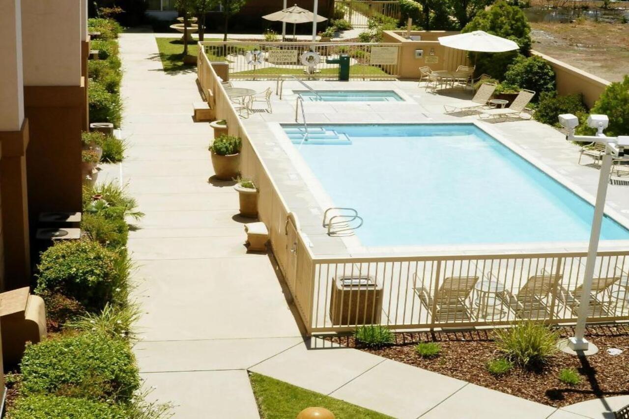 Hampton Inn & Suites Redding Extérieur photo